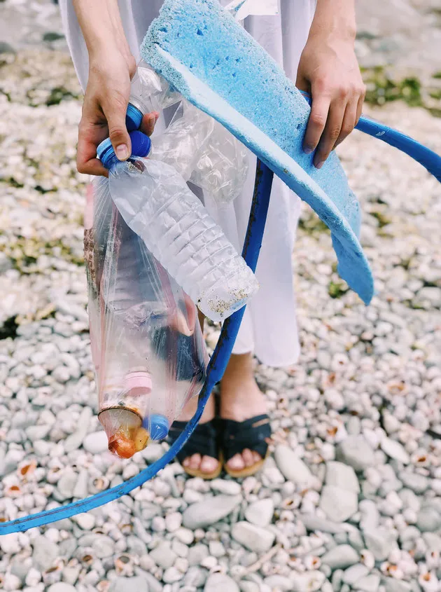 Déchets plastiques récoltés : bouteilles et tuyau
