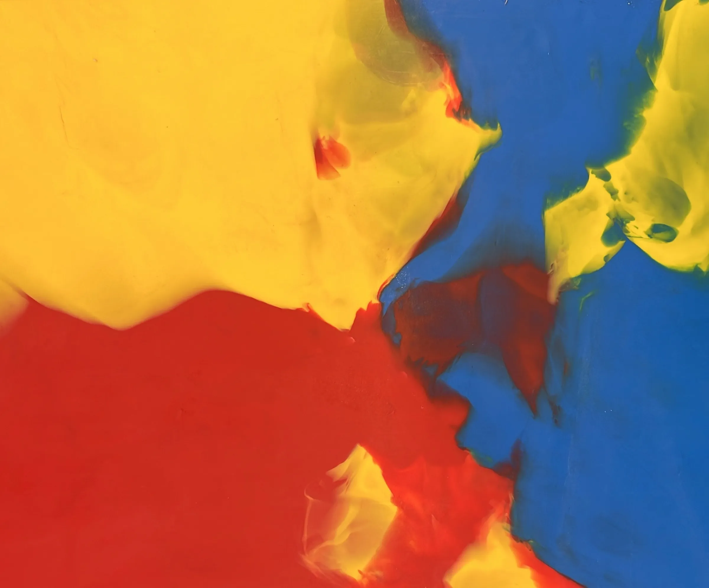Gros plan d'un panneau marbré rouge, jaune et bleu